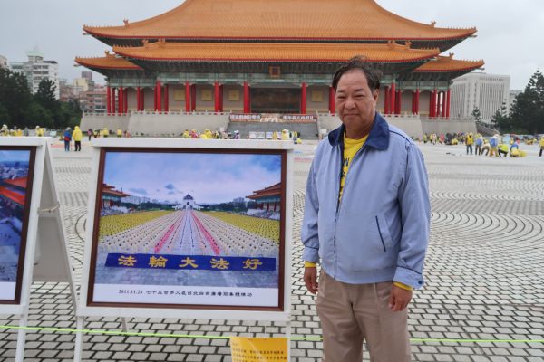 Wang Chung-tung, a retired college professor, helps out with the character formation in Taipei on Nov. 24, 2016. (Frank Fang/Epoch Times)
