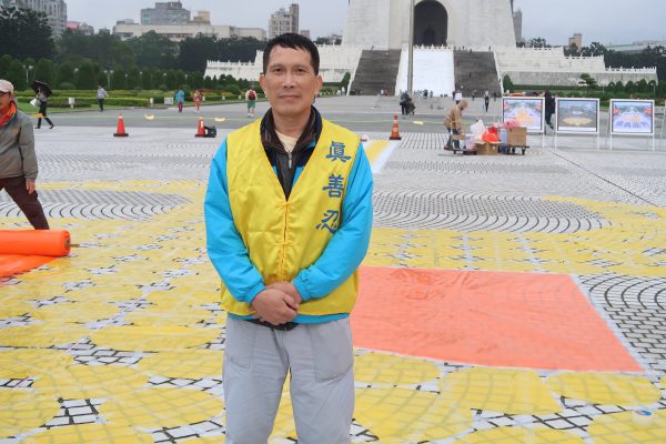 Huang Chung-peng, company owner, turns out at the Liberty Square on Nov. 24, 2016, to assist with the preparation of character formation. (Frank Fang/Epoch Times)