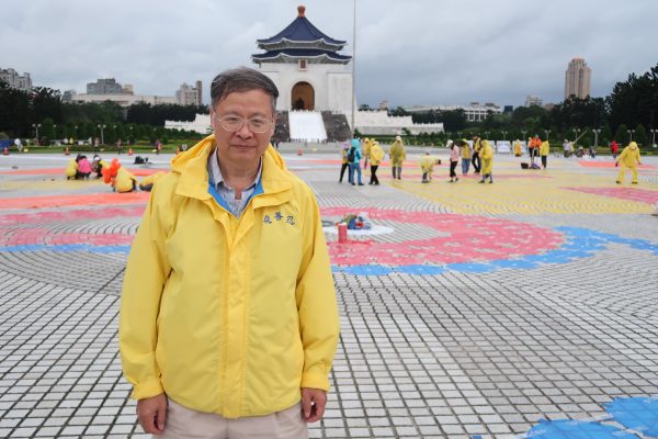 Chuang Mao-chin, a retired Taiwanese government official, comes to the Liberty Square to assist in the preparation of upcoming character formation in Taipei on Nov. 24, 2016. (Frank Fang/Epoch Times)